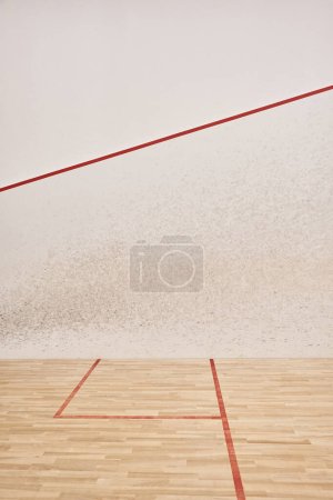 przestronny i nowoczesny kort do squasha z białymi ścianami i polerowaną podłogą, motywacją i determinacją