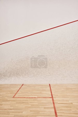 Cour de squash spacieuse et moderne avec murs blancs et sol poli, motivation et détermination