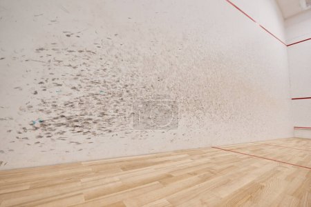 przestronne i nowoczesne boisko do squasha z białymi ścianami, koncepcja motywacji i determinacji