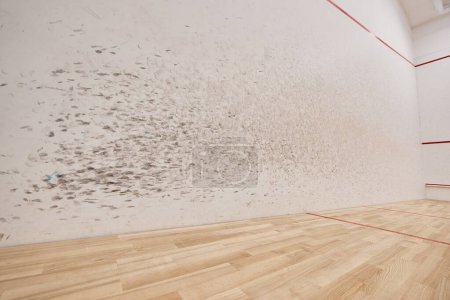 großzügiger und moderner Squashplatz mit weißen Wänden, Motivations- und Zielstrebigkeitskonzept