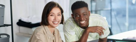 Téléchargez les photos : Succès créateurs de mode multiethniques souriant à la caméra dans le studio d'impression, bannière horizontale - en image libre de droit