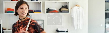 Foto de Joven y exitoso asiático diseñador de moda sonriendo en textil imprimir studio, horizontal banner - Imagen libre de derechos