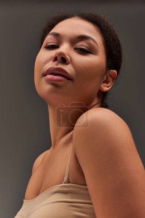 attraktive junge afrikanisch-amerikanische Model in pastellfarbener Unterwäsche posiert verführerisch, Mode