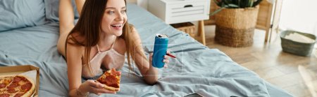 seductora mujer alegre en lencería sexy acostada en la cama con pizza y refresco mientras trabaja duro, pancarta