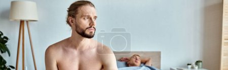 Téléchargez les photos : Bouleversé homme barbu regardant loin tandis que son partenaire d'amour dormir dans la chambre, bannière horizontale - en image libre de droit