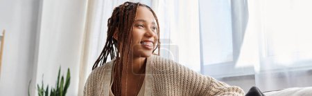 Téléchargez les photos : Joyeuse femme afro-américaine séduisante en tenue de maison avec bretelles posant et regardant ailleurs, bannière - en image libre de droit