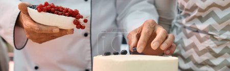 vista recortada del chef decorando pastel con bayas junto a su estudiante, cursos de cocina, pancarta