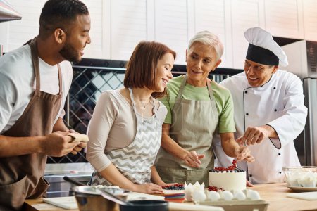 Ältere Frau dekoriert Kuchen und blickt auf ihre fröhlichen Freunde neben Koch, Kochkurse