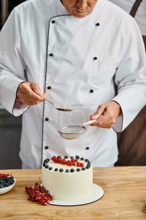 vista recortada de chef maduro decorando su delicioso pastel dulce con azúcar morena, cursos de cocina