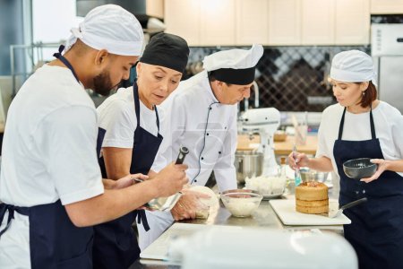 chefs multiculturales en delantales azules y toques trabajando duro en su pastelería juntos, confitería