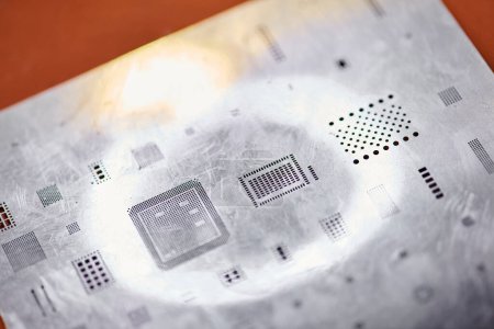 Foto de Primer plano del chipset microesquema electrónico en taller de reparación, mantenimiento de equipos modernos - Imagen libre de derechos