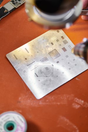 Téléchargez les photos : Vue grand angle du microschéma électronique sur la table dans l'atelier de réparation moderne, concept de petite entreprise - en image libre de droit