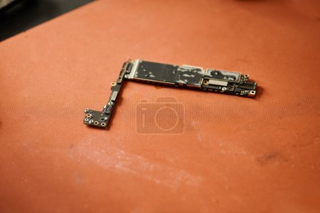 Téléchargez les photos : Microschéma électronique de dispositif électronique cassé sur la table dans l'atelier de réparation, petite entreprise - en image libre de droit