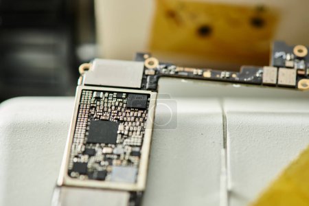 Ansicht des elektronischen Chipsatzes auf dem Tisch in der professionellen Reparaturwerkstatt, kleines Geschäftskonzept