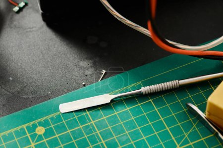 Spezialwerkzeug zur Diagnose elektronischer Geräte auf dem Tisch in der professionellen Werkstatt