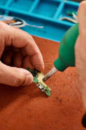 Teilansicht der Reparaturfirma Reinigung elektronischer Chipsätze in privater Werkstatt, kleines Geschäftskonzept