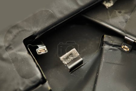 Foto de Vista superior de baterías y microesquemas para dispositivos electrónicos en taller de reparación, pequeña empresa - Imagen libre de derechos