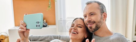 femme heureuse prenant des photos sur smartphone avec mari dans le salon, couple sans enfant, bannière