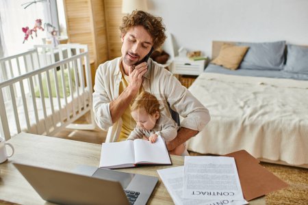 Vater hält seinen kleinen Sohn am Smartphone und arbeitet von zu Hause aus, Work-Life-Balance