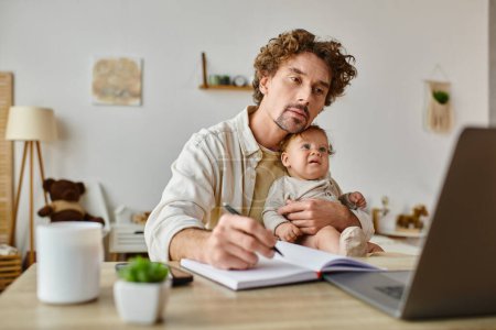 umtriebiger alleinerziehender Vater, der seinen kleinen Sohn in Händen hält, während er von zu Hause aus arbeitet, Work-Life-Balance