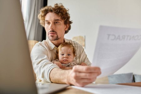 beschäftigter alleinerziehender Vater, der seinen kleinen Sohn und Vertrag in Händen hält, während er von zu Hause aus arbeitet, Work-Life-Balance