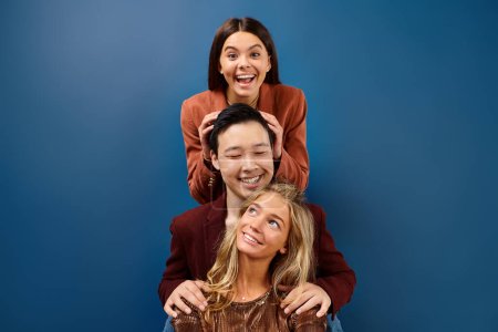 Téléchargez les photos : Joyeux divers adolescents dans des tenues élégantes souriant à la caméra tout en posant ensemble, journée de l'amitié - en image libre de droit