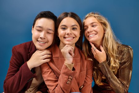 Téléchargez les photos : Joyeux adorable élégant divers adolescents dans des tenues chics souriant joyeusement à la caméra, jour de l'amitié - en image libre de droit
