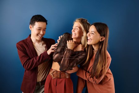 Téléchargez les photos : Heureux multiculturels adolescents en vêtements lumineux avoir du bon temps ensemble, journée de l'amitié - en image libre de droit