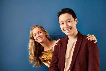 Téléchargez les photos : Joyeux adolescents multiculturels dans des vêtements vifs à la mode souriant à la caméra, journée de l'amitié - en image libre de droit