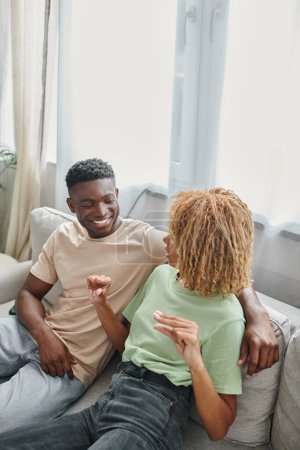 Téléchargez les photos : Couple noir utilisant le langage des signes pour la communication à la maison, femme en accolades regardant l'homme, bannière - en image libre de droit