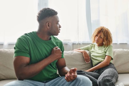 Ernsthaftes Gespräch zwischen einem afrikanisch-amerikanischen Paar, Missverständnisse und Meinungsverschiedenheiten