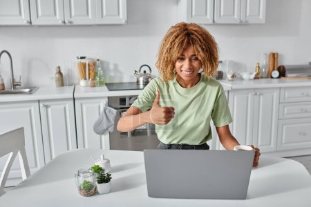 glücklich afrikanisch-amerikanische Frau zeigt Daumen nach oben während Videoanruf auf Laptop, wie Geste