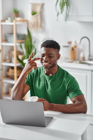 Afrikanisch-amerikanischer Mann kommuniziert mit Seufzersprache während eines Online-Meetings auf Laptop, virtuellem Chat