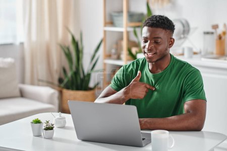 hombre afroamericano se comunica con el lenguaje suspiro durante la reunión en línea en el ordenador portátil, virtual