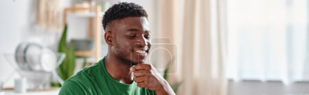 homme afro-américain sourd joyeux communiquant avec la langue de soupir à la maison, bannière