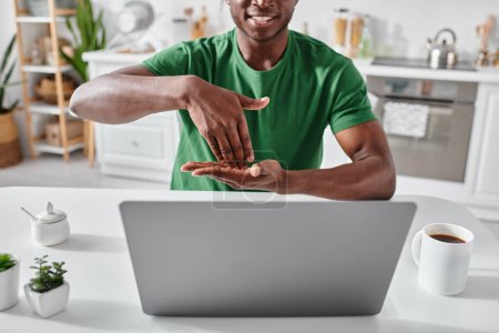 plan recadré de freelance afro-américain sourd heureux en utilisant le langage des signes lors d'une réunion en ligne