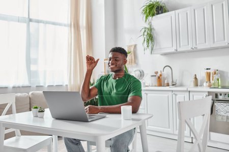 sordo afroamericano freelancer utilizando lenguaje de señas para la comunicación en línea en el ordenador portátil, chat de vídeo