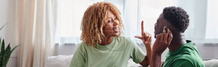 Couple afro-américain communiquant avec la langue des signes à la maison, homme noir dans la bannière de prothèse auditive