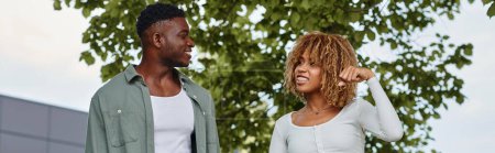 Téléchargez les photos : Jeune couple afro-américain tenant la main et communiquant avec des gestes de main, bannière - en image libre de droit