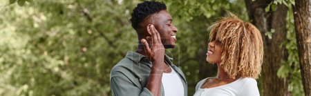 Téléchargez les photos : Bannière de langue des signes, couple afro-américain positif communiquant avec des gestes à l'extérieur - en image libre de droit