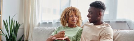 Téléchargez les photos : Conversation confortable de heureux couple afro-américain en utilisant le langage des signes pour la communication, bannière - en image libre de droit