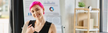 mujer joven feliz en traje casual sosteniendo notas y sonriendo a la cámara, concepto de negocio, pancarta