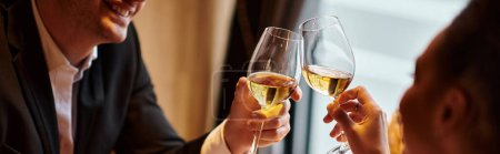 Ausgeschnittene Ansicht eines glücklichen Gentleman in klingenden Weingläsern mit Freundin beim Date, Banner