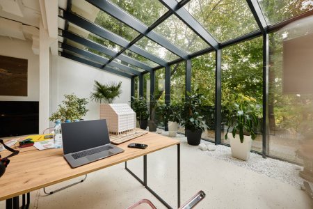 Innenaufnahme eines zeitgenössischen minimalistischen Konferenzraums mit Tischen und lebenden Pflanzen in Töpfen