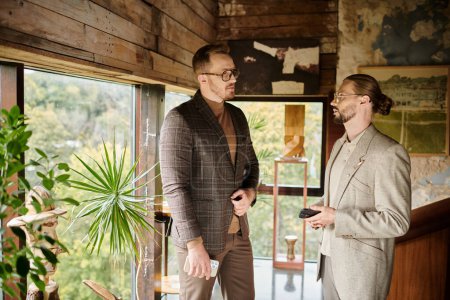 attraktive fokussierte Unternehmensführer in anspruchsvoller Kleidung arbeiten zusammen und diskutieren Start-up