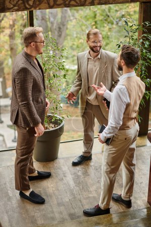 freudig gut aussehende Unternehmensführer mit Brille in eleganter schicker Kleidung diskutieren ihr Start-up