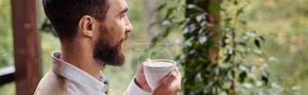 lustige attraktive Unternehmensführer mit Bart mit elegantem Stil, der seinen Kaffee trinkt, Banner