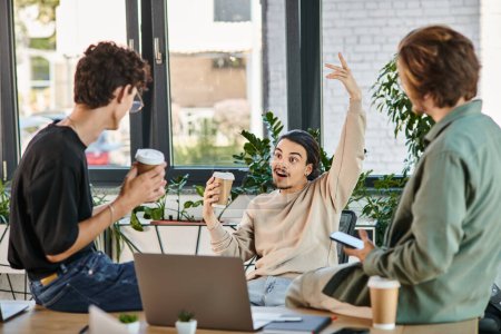 Fröhliches Teammitglied, das während einer Kaffeepause im Büro eine helle Idee zum Ausdruck bringt, Startup