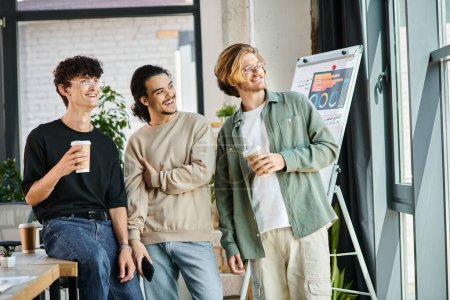 jóvenes de 20 años, tres miembros alegres del equipo de startups mirando hacia otro lado en un futuro brillante juntos