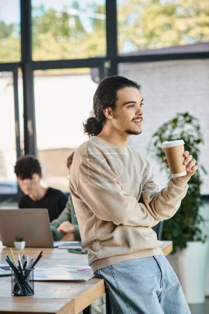 joven de unos 20 años disfrutando de su descanso para tomar café en una concurrida oficina de startups, profesional en el trabajo